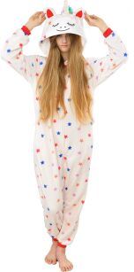 PIŻAMA KIGURUMI JEDNOCZĘŚCIOWE PRZEBRANIE KOSTIUM Z KAPTUREM – PUDROWY JEDNOROŻEC W KOLOROWE GWIAZDKI